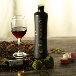 聽(tīng)說(shuō)，諾麗和可愛(ài)的馬卡龍也很搭哦